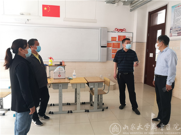 医院两名医护人员到济南市学校疫情防控指导和培训